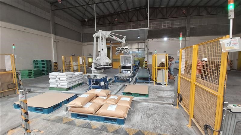 Robot trong dây chuyền xếp bao lên pallet (hệ thống palletizer)